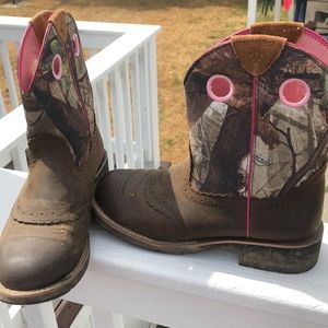 Artiat short cowgirl boots